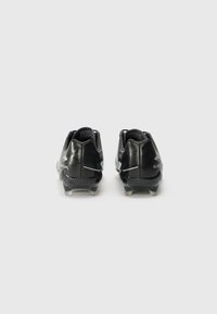 Scarpe da calcio nere con una tomaia in pelle liscia, cuciture evidenti e una suola in gomma testurizzata con tacchetti trasparenti per una migliore trazione.