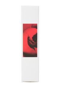 Emballage en boîte blanche présentant une surface texturée avec une photographie verticale d'une rose rouge à l'avant, mettant en valeur ses pétales et ses détails.
