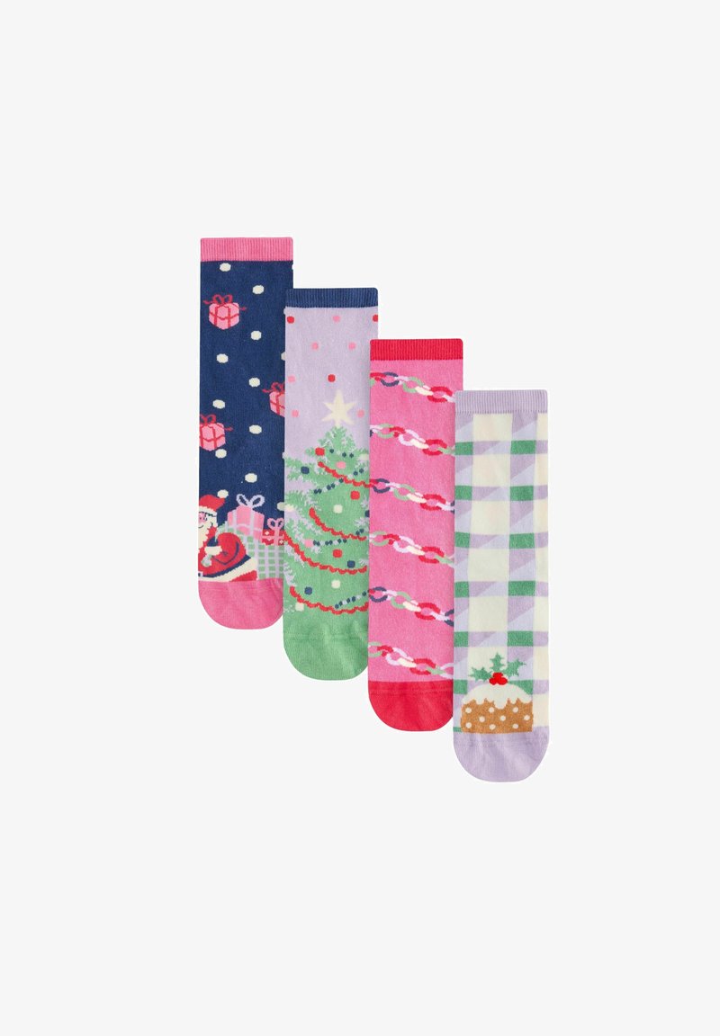 Patru perechi de șosete din bumbac cu motive de Crăciun: cadouri, un brad, bastonașe de zahăr și un model cu om de turtă dulce, cu culori și texturi variate.