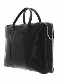 Svart läder laptopväska med dubbla handtag, sidofack med dragkedja, texturerad yta och minimalistisk design. Har en framficka för organisering.