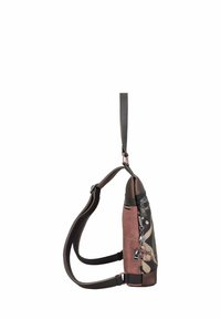 Bandolera de cuero marrón con una superficie texturizada, que cuenta con correas ajustables, un cierre de cremallera y adornos decorativos en el lateral.
