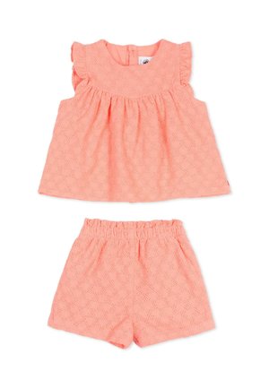 Top smanicato in pizzo sangallo rosa corallo con spalle arricciate e completo di pantaloncini con vita elasticizzata abbinati per bambine.