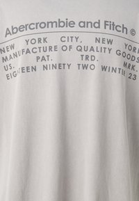 Abercrombie & Fitch VINTAGE BLANK LOGO - T-shirt med print - flint gray acid wash