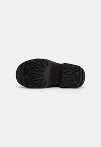 UGG CLASSIC SHORT NEW HEIGHTS - Botas de tornozelo com plataforma - black