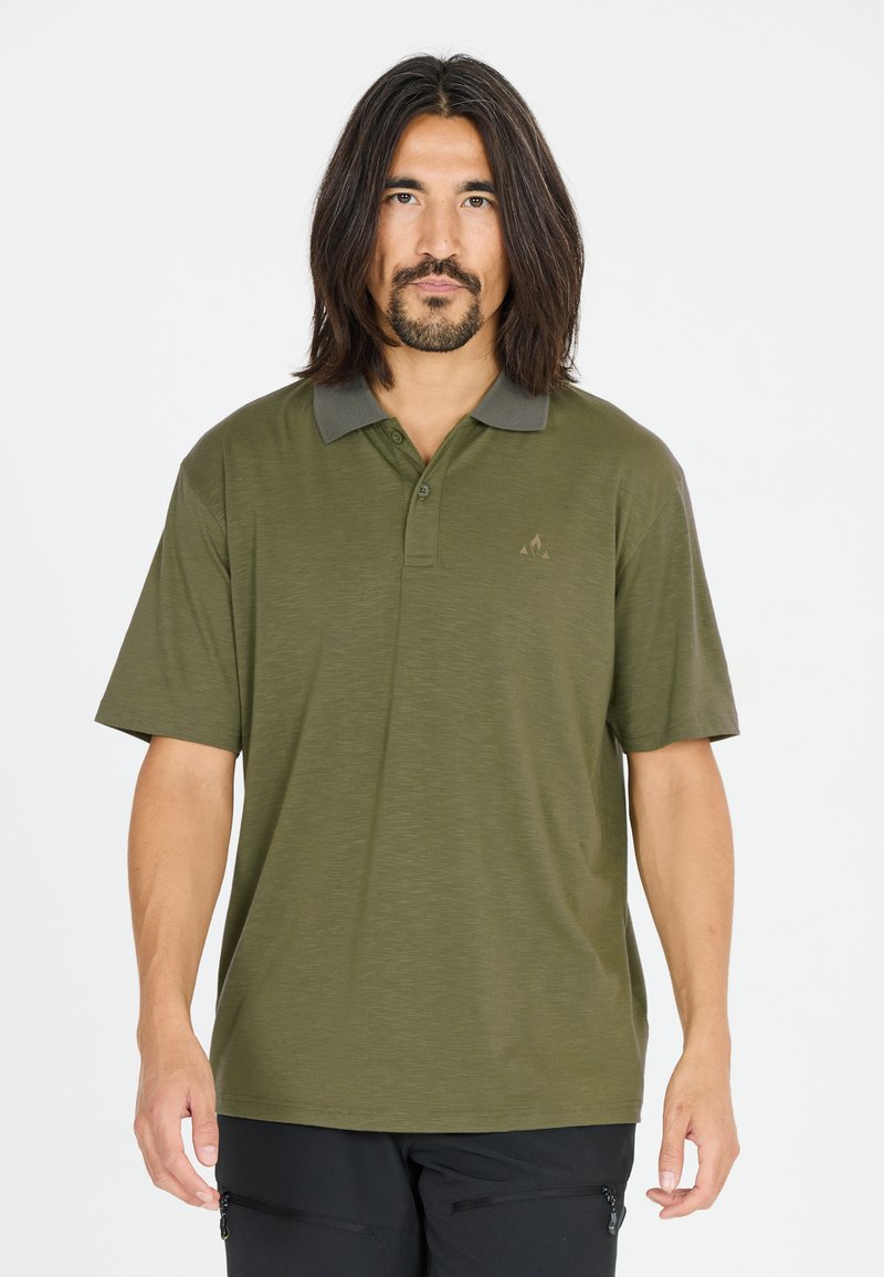 Olivgrön pikétröja med korta ärmar, grå krage och strukturerad tyg; har en liten logotyp på vänster bröstområde.