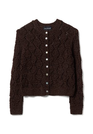 Cardigan marrone scuro lavorato a maglia con maniche lunghe, motivo a diamante e chiusura frontale con piccoli bottoni bianchi.