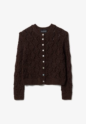 Cardigan marrone scuro lavorato a maglia con maniche lunghe, motivo a diamante e chiusura frontale con piccoli bottoni bianchi.