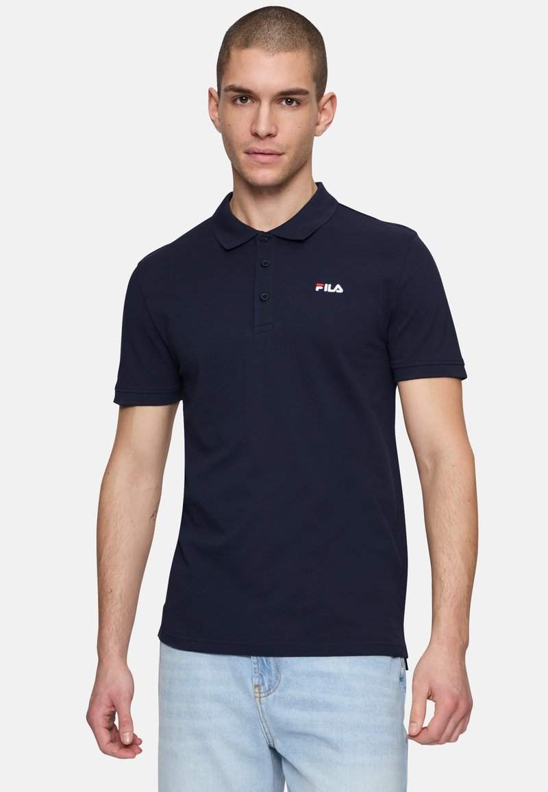 Polo shirt blu navy in cotone, con colletto a tre bottoni e piccolo logo Fila ricamato sul petto. Maniche corte.