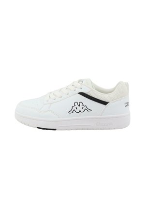 Baskets en cuir blanc avec un logo et des accents noirs. Elles présentent un bout arrondi, un design à lacets, une languette en mesh texturé et une semelle en caoutchouc.
