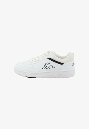 Witte leren sneakers met een zwart logo en accenten. Kenmerkt zich door een ronde neus, vetersluiting, een getextureerde mesh-tong en een rubberen zool.