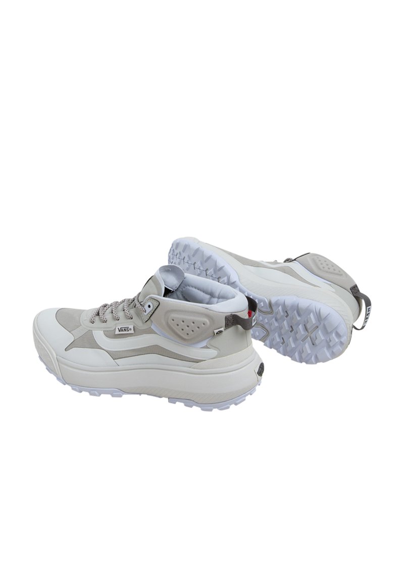 Jasnoszare i białe buty trekkingowe z teksturowaną cholewką, wyściełanym kołnierzem i solidną podeszwą. Posiadają mocne sznurowadła i akcenty z logo.