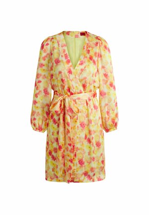 Robe fluide en wrap avec de longues manches bouffantes, en tissu jaune orné d'un imprimé floral aux tonalités rose et orange, et une taille à nouer.