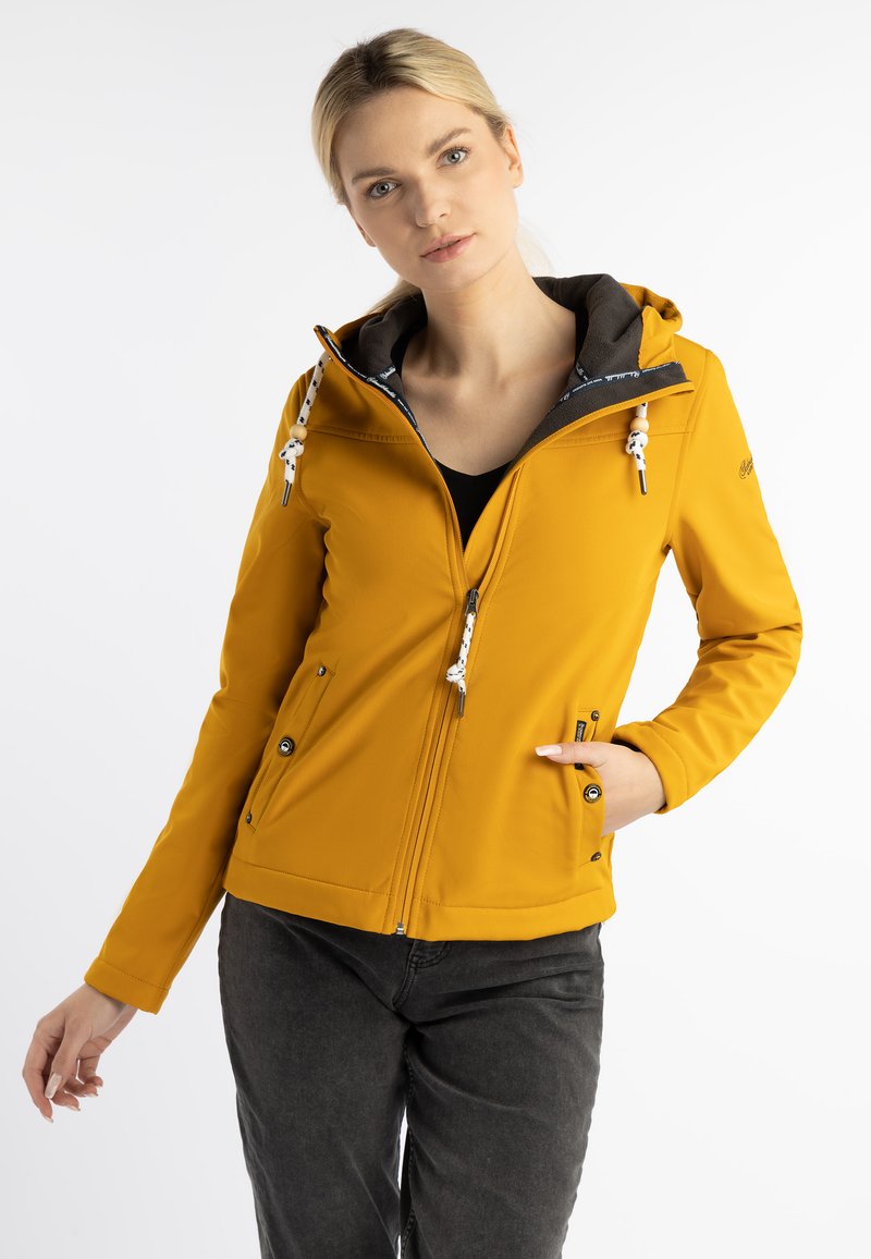 Chaqueta softshell amarilla con capucha, forro gris, cierre de cremallera, dos bolsillos laterales, cordones ajustables y acentos en contraste.