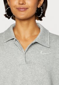 Nike Sportswear W NSW STYLE FLC CROP 3Q POLO - Camisola - grey