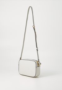 Borsa a tracolla bianca in pelle con forma rettangolare, tracolla grigia e dettagli in metallo dorato lungo i bordi.