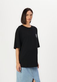 ONLY MATERNITY OLMPOP JOYFULL O NECK TEE - Marškinėliai su spaudiniu - black