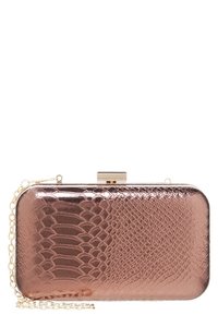 Kovová kabelka v obdélníkovém tvaru v růžově zlaté barvě s embosovaným hadím vzorem a zlatým řetízkem.