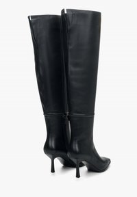 Czarne skórzane kozaki do kolan z wąskim noskiem, smukłym obcasem typu stiletto i tylnym zamkiem dla łatwego zakładania. Gładka faktura i dopasowany krój.