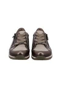 Een paar bruine en beige veterschoenen voor casual gebruik met ritssluitingen aan de zijkant, ronde neuzen en rubberen zolen, gezien van voren.