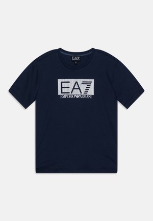 Granatowy t-shirt z krótkim rękawem z białym logo EA7 Emporio Armani na środku klatki piersiowej.