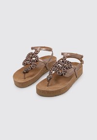 Sandales marron avec un design supérieur texturé et perlé, et une semelle en liège rembourrée ; elles sont dotées de sangles ajustables pour un maintien sûr.