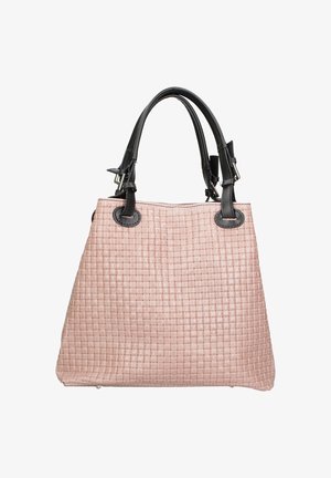 Lichtroze gevlochten handtas met trapeziumvorm, voorzien van zwarte leren handvatten bevestigd met zilveren gespen.