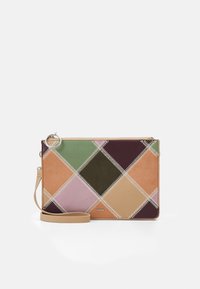 Clutch in pelle multicolore con motivo a diamante, dotata di una piccola tracolla e cuciture bianche a contrasto. Accessori in argento.