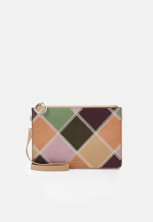 Clutch in pelle multicolore con motivo a diamante, dotata di una piccola tracolla e cuciture bianche a contrasto. Accessori in argento.