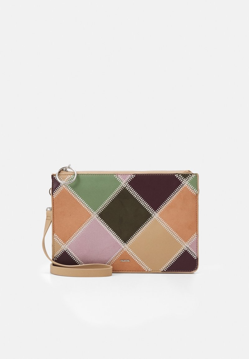 Clutch in pelle multicolore con motivo a diamante, dotata di una piccola tracolla e cuciture bianche a contrasto. Accessori in argento.