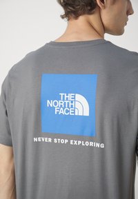 The North Face M SS BOX NSE TEE - Apdrukāts T-krekls - smoked pearl