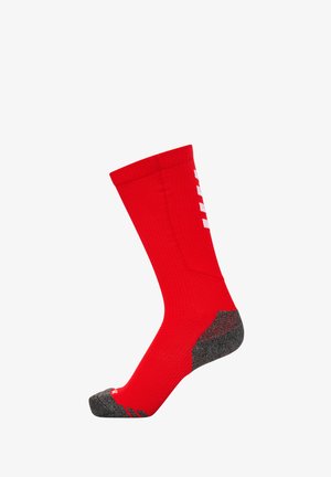 Rød atletisk sok med ribbet tekstur, forstærket hæl og tå i grå, med hvidt logo design langs siden.