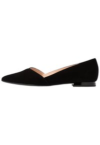 Zapato plano de ante negro con punta afilada y diseño en forma de V, que cuenta con un tacón bajo y un forro interior suave.