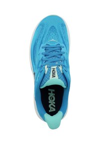 Blauer Sportschuh mit atmungsaktivem Mesh-Obermaterial, flachen Schnürsenkeln, gepolstertem Mittelsohlen und einem strukturierten Laufsohle. HOKA-Logo auf der Zunge.