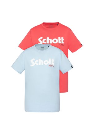 Deux T-shirts de Schott, un corail et un bleu clair, en coton, avec un grand texte blanc "Schott N.Y.C." sur le devant.