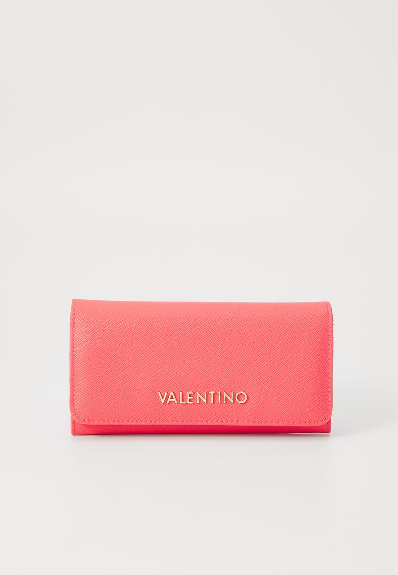 Rozā ādas maks ar teksturētu virsmu, ar atloku un zeltītu "VALENTINO" logo priekšpusē. Kompakta taisnstūra forma.