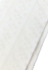 Vita stickade strumpor med ett strukturerat mönster. De har ett mjukt tyg, subtila upphöjda mönster och en standard strumpform med ribbad kant.
