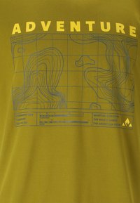 Topografische kaart met hoogtelijnen en raster op groene achtergrond, gele tekst "AVONTUUR" erboven, en kleinere tekst met schaal- en locatiegegevens.