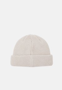 Gorro beige de punto con textura acanalada y un puño doblado. El diseño es simple, sin patrones ni adornos adicionales.