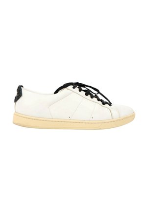 Hvid low-top sneaker med sorte snørebånd og hælflap, beige sål, vist i sidevisning på hvid baggrund.