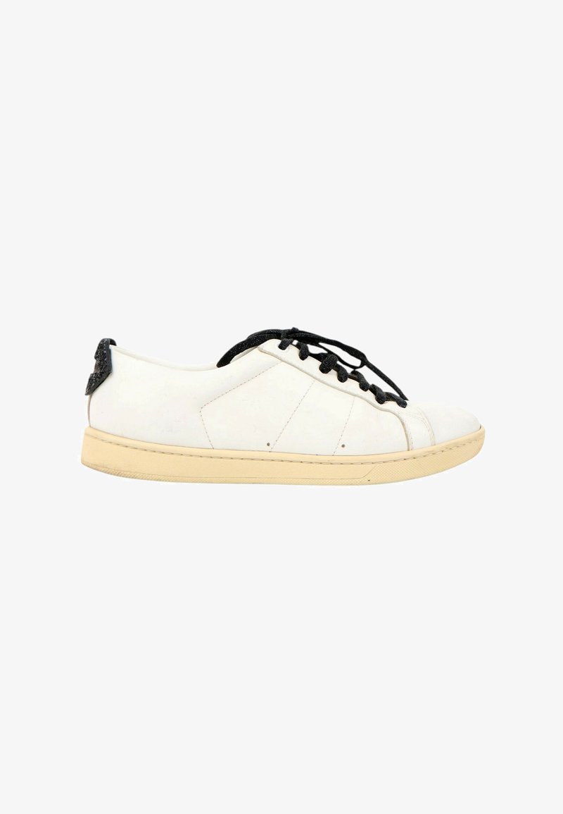 Baskets basses blanches avec lacets noirs et languette au talon, semelle beige, vues de côté sur fond blanc.