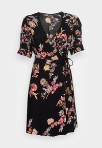 Robe noire avec des manches bouffantes courtes, présentant un motif floral coloré en rose, jaune et blanc. Lien à la taille pour ajustement.