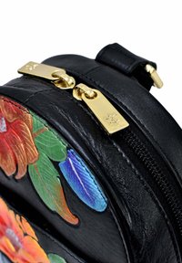 Zwarte lederen tas met kleurrijke bloemenborduring, gouden hardware ritsen en een gestructureerd oppervlak.