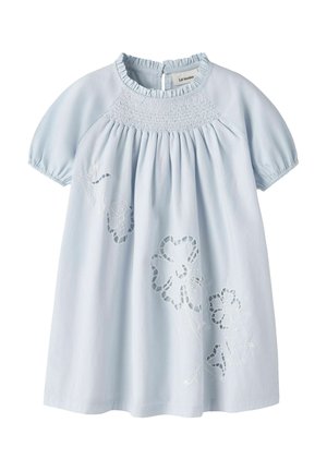 Helehall lühikeste varrukatega beebikleidi smock-detailide ja kaelusega, esiküljel lillelise lõikega tikandiga.