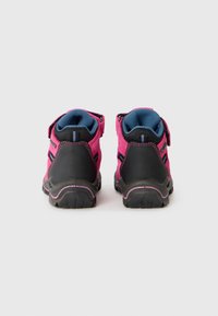 Rosafarbene Wildleder-Wanderschuhe mit schwarzen Mesh-Details, blauer Innenauskleidung und verstellbaren Klettverschlüssen. Robuste Sohle für Trittfestigkeit und Stabilität.