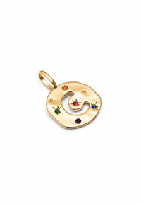 Colgante de oro con un recorte en espiral, adornado con piedras preciosas coloridas: acentos en verde, azul, púrpura y naranja. Superficie lisa y texturizada.