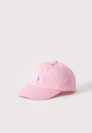 Casquette de baseball rose clair avec une visière courbée et un petit logo bleu brodé à l'avant sur un fond blanc uni.