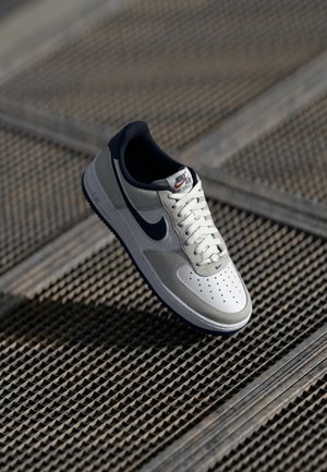 AIR FORCE 1 07 LV8 UNISEX - Sneakers basse - white/obsidian/pure platinum/team red