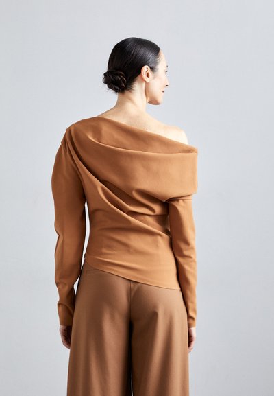 A.W.A.K.E. MODE OFF SHOUDER ASYMMETRIC LONGSLEEVE - Pusero - ginger