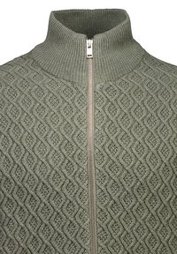 Grön stickad zip-sweater med hög krage, försedd med ett strukturerat diamantschema och en silverfärgad dragkedja fram.