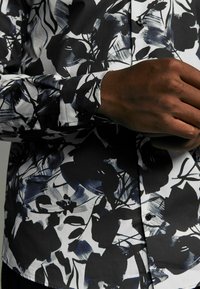 Next PRINTED SINGLE CUFF- REGULAR FIT - Skjorter - black white floral